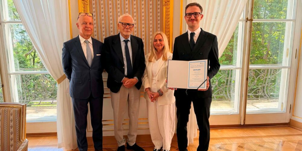 Distinction in the 28th edition of the competition for the best master’s theses in commercial law, organized by Wolters Kluwer Polska and the editorial board of the monthly journal Przegląd Prawa Handlowego, recognizing theses defended during the 2024/2025 academic year.